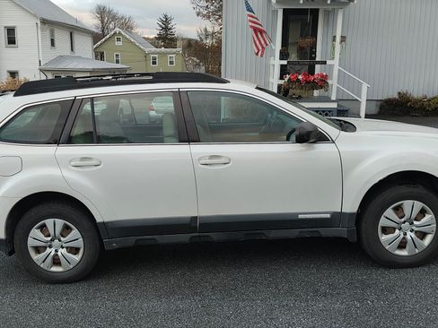 Used 2011 Subaru Outback 2.5i image 9
