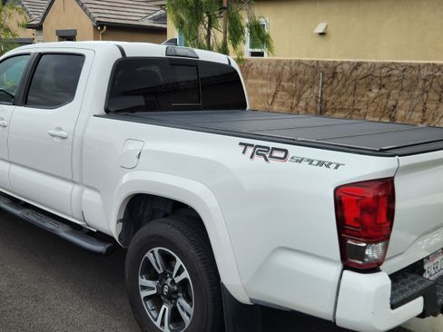 Used 2017 Toyota Tacoma TRD Sport w/ Tow Package image 6