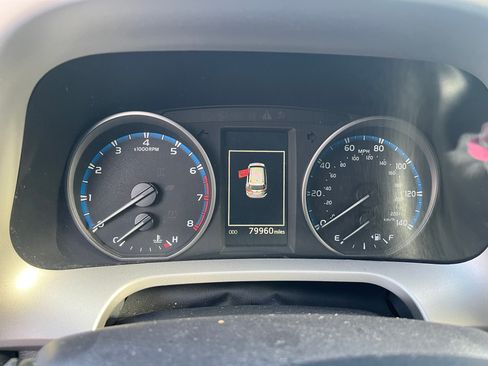 Used 2017 Toyota RAV4 LE image 5