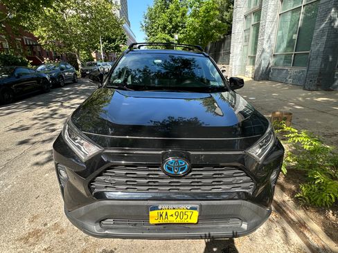 Used 2019 Toyota RAV4 XLE w/ Convenience Package AWD/4WD image 4