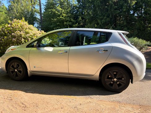 Used 2015 Nissan Leaf SV w/ Premium Package FWD image 1