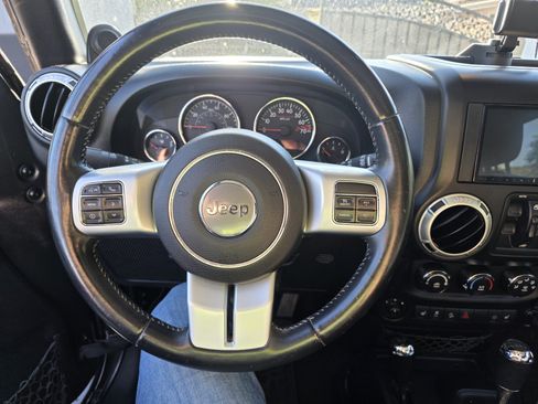 Used 2014 Jeep Wrangler Unlimited Rubicon image 6