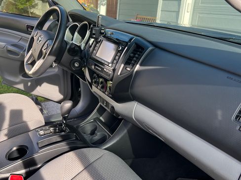 Used 2015 Toyota Tacoma 4x4 Access Cab V6 image 11