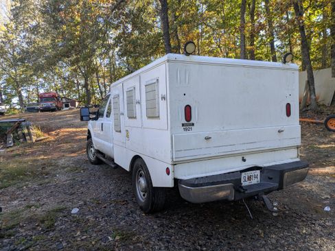 Used 2011 Ford F250 XL w/ PWR Equipment Group image 4