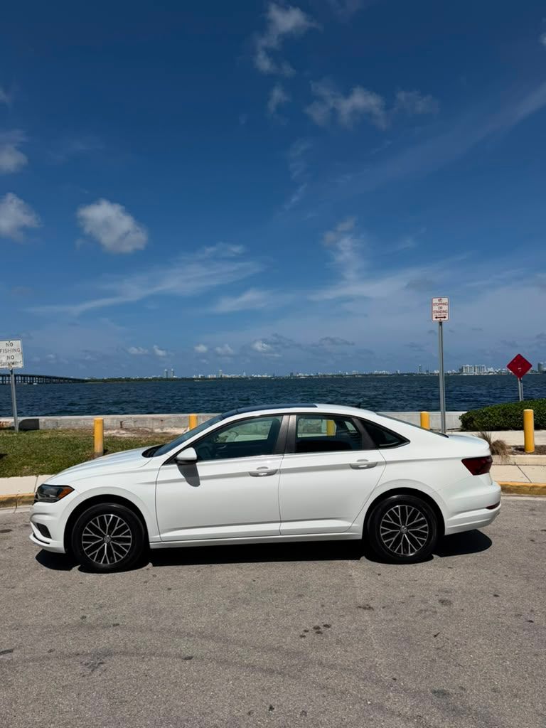 Used 2020 Volkswagen Jetta SE FWD image 1