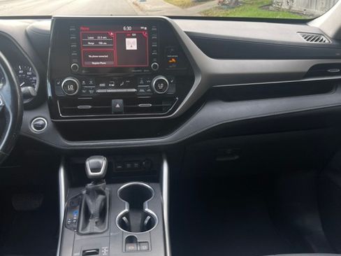Used 2020 Toyota Highlander XLE FWD image 20