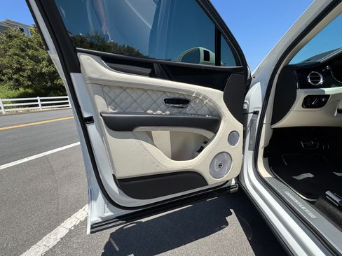 Used 2021 Bentley Bentayga AWD/4WD image 19