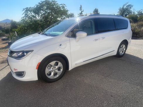 Used 2018 Chrysler Pacifica Touring-L FWD image 1