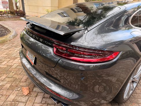 Used 2018 Porsche Panamera image 8