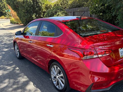 Used 2020 Hyundai Accent Limited FWD image 2