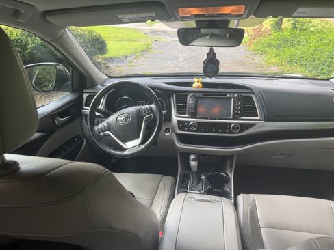 Used 2017 Toyota Highlander XLE FWD image 13