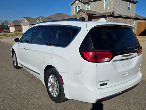 Used 2018 Chrysler Pacifica Touring-L image 9