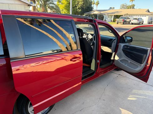 Used 2012 Dodge Grand Caravan SXT image 9
