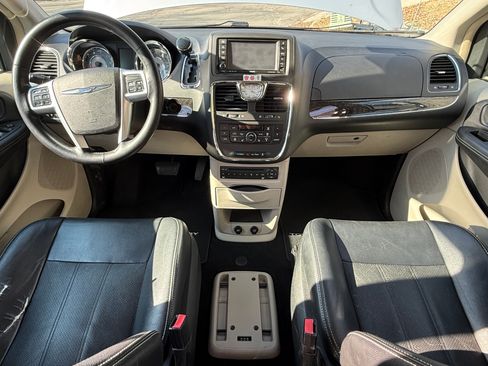 Used 2011 Chrysler Town & Country Touring-L w/ Entertainment Group #2 FWD image 16