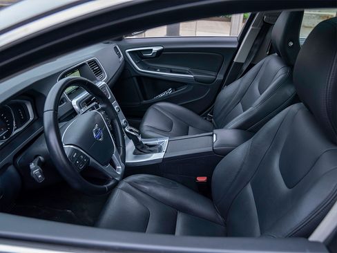 Used 2017 Volvo S60 T5 Inscription image 5