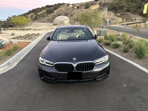 Used 2021 BMW 530i w/ Premium Package RWD image 4