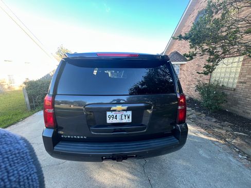 Used 2017 Chevrolet Suburban LT image 4
