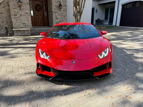 Used 2020 Lamborghini Huracan EVO image 2