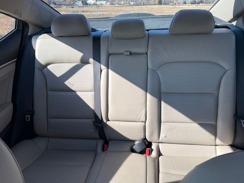 Used 2017 Hyundai Elantra Limited image 30