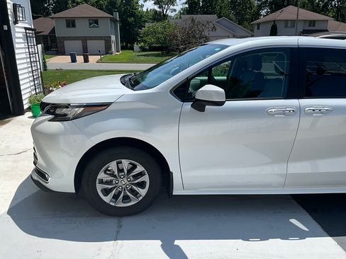 Used 2022 Toyota Sienna XLE w/ XLE Plus Package FWD image 5