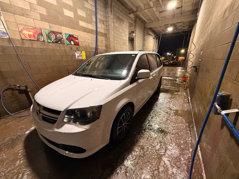 Used 2019 Dodge Grand Caravan GT image 1
