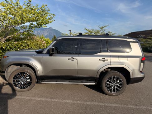 Used 2024 Lexus GX 550 w/ Accessory Package (Z1) AWD/4WD image 12