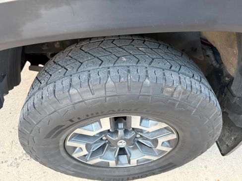 Used 2018 Toyota Tacoma TRD Off-Road w/ Technology Package AWD/4WD image 17