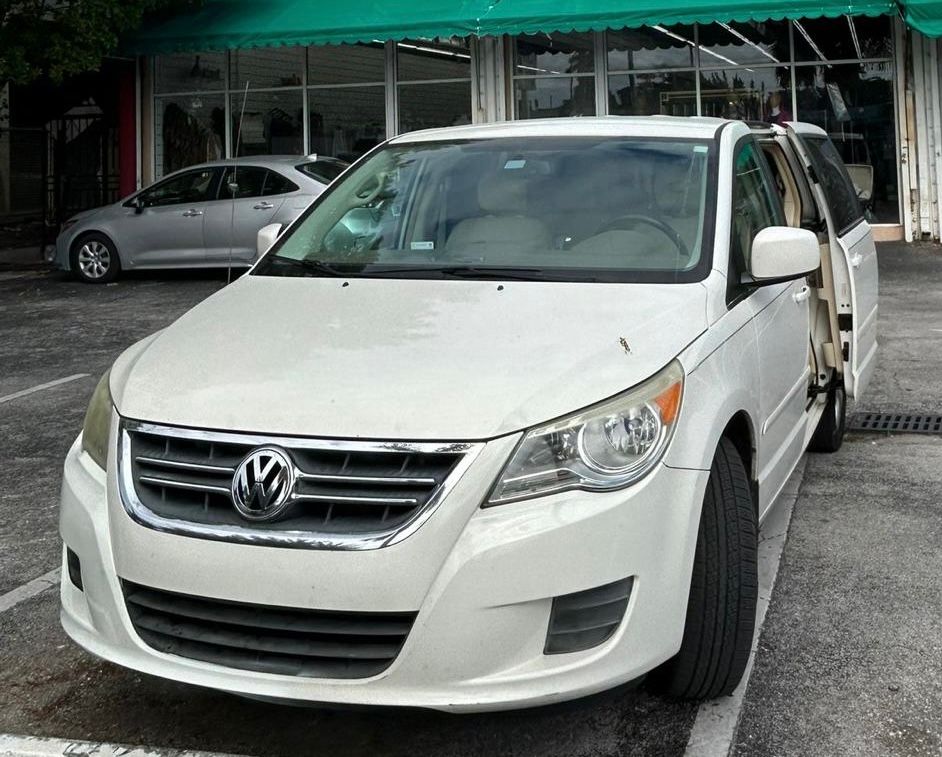 Used 2010 Volkswagen Routan SE FWD image 1