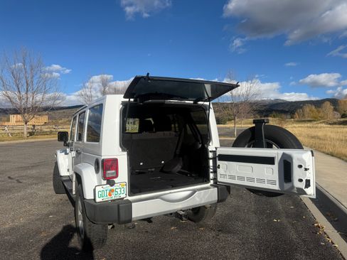 Used 2015 Jeep Wrangler Unlimited Sahara image 9