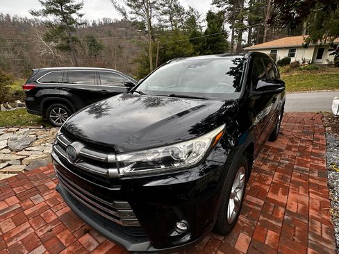 Used 2017 Toyota Highlander Limited Platinum AWD/4WD image 2