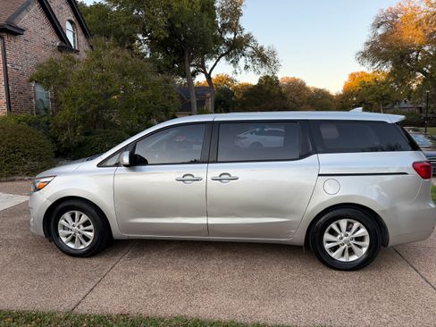 Used 2016 Kia Sedona L image 8
