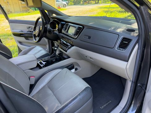 Used 2017 Kia Sedona EX FWD image 15