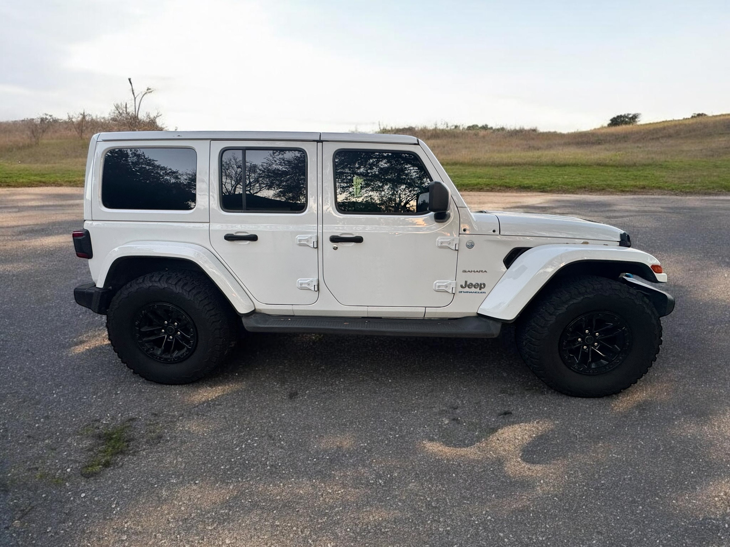 Used 2024 Jeep Wrangler Unlimited Sahara w/ Technology Group AWD/4WD image 4