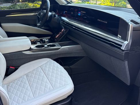 Used 2025 Cadillac Escalade ESV V image 12