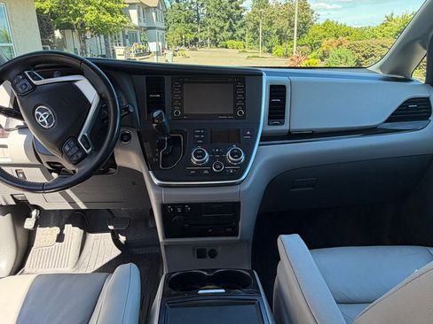 Used 2018 Toyota Sienna XLE Premium FWD image 13