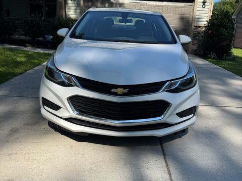 Used 2018 Chevrolet Cruze LT w/ Convenience Package FWD image 4