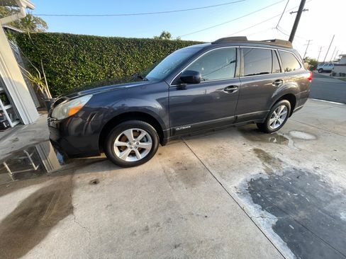 Used 2013 Subaru Outback 3.6R Limited w/ Moonroof Pkg AWD/4WD image 10