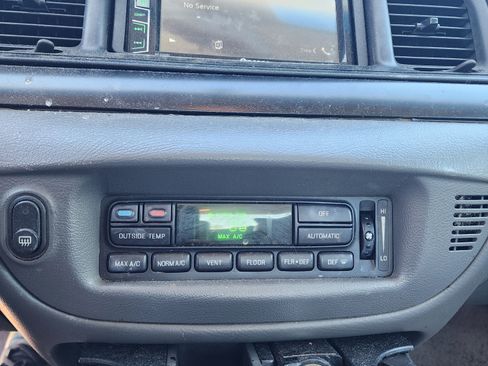 Used 2005 Ford Crown Victoria LX RWD image 9