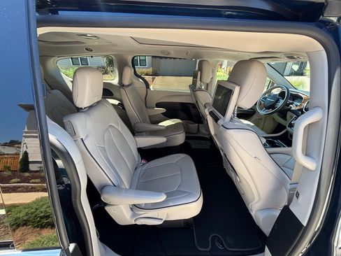 Used 2021 Chrysler Pacifica Limited w/ Uconnect Theater Family Group AWD/4WD image 12