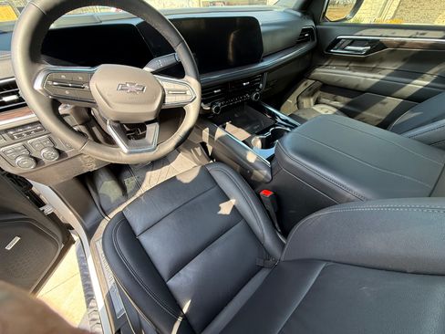 Used 2025 Chevrolet Suburban Z71 w/ Comfort Package image 9