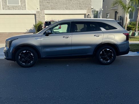 Used 2024 Kia Sorento S image 5