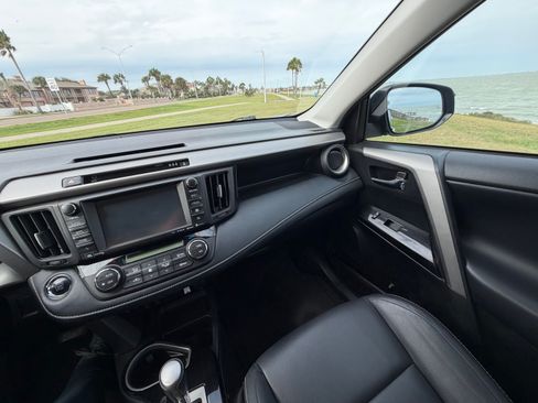 Used 2018 Toyota RAV4 Limited image 9