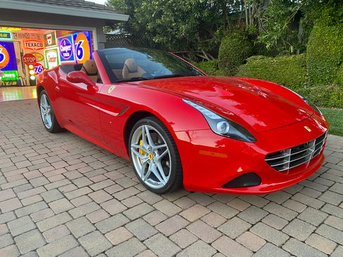Used 2015 Ferrari California T RWD image 4
