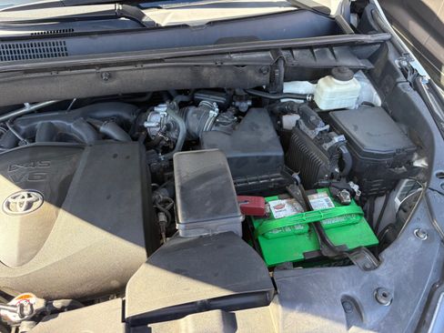 Used 2018 Toyota Highlander Limited Platinum image 2