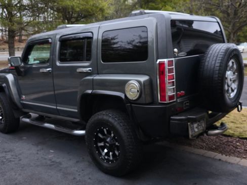 Used 2010 HUMMER H3 Luxury w/ Appearance Package image 2