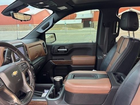 Used 2021 Chevrolet Silverado 1500 High Country w/ Technology Package image 2