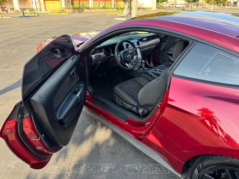 Used 2017 Ford Mustang GT w/ Black Accent Package RWD image 6