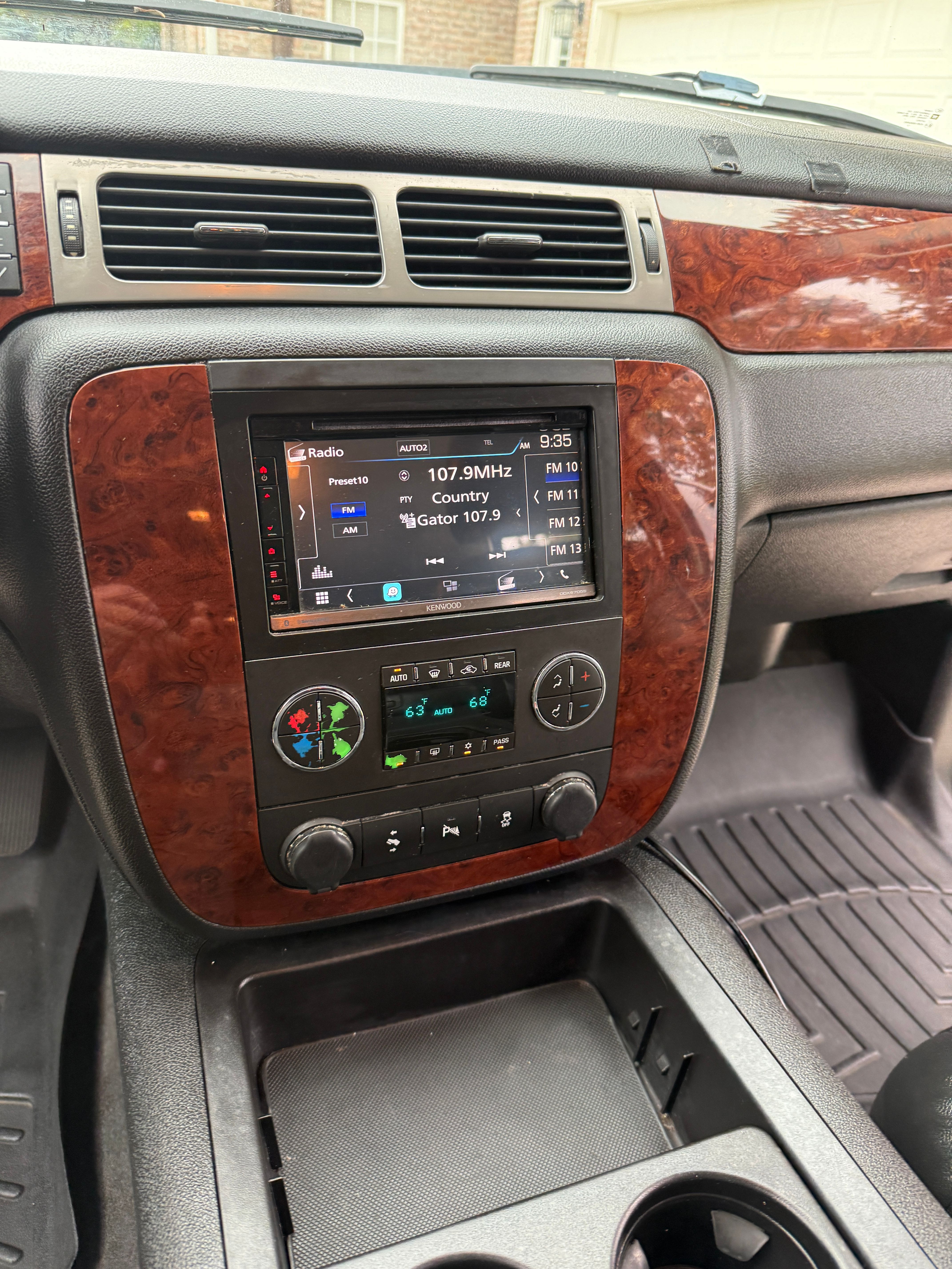 Used 2013 Chevrolet Suburban LT RWD image 13