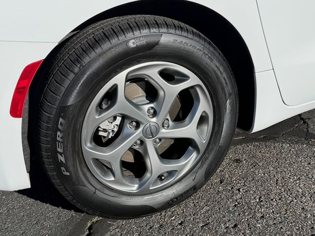 Used 2024 Chrysler Pacifica Limited w/ Trailer Tow Group FWD image 6