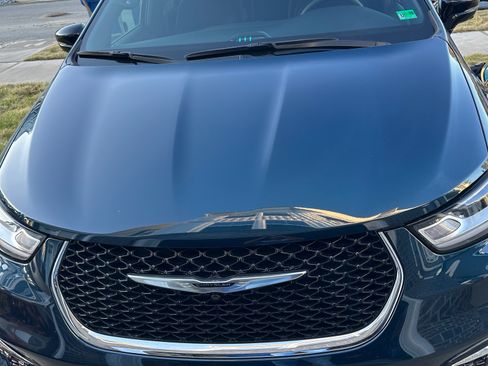 Used 2025 Chrysler Pacifica Select image 1